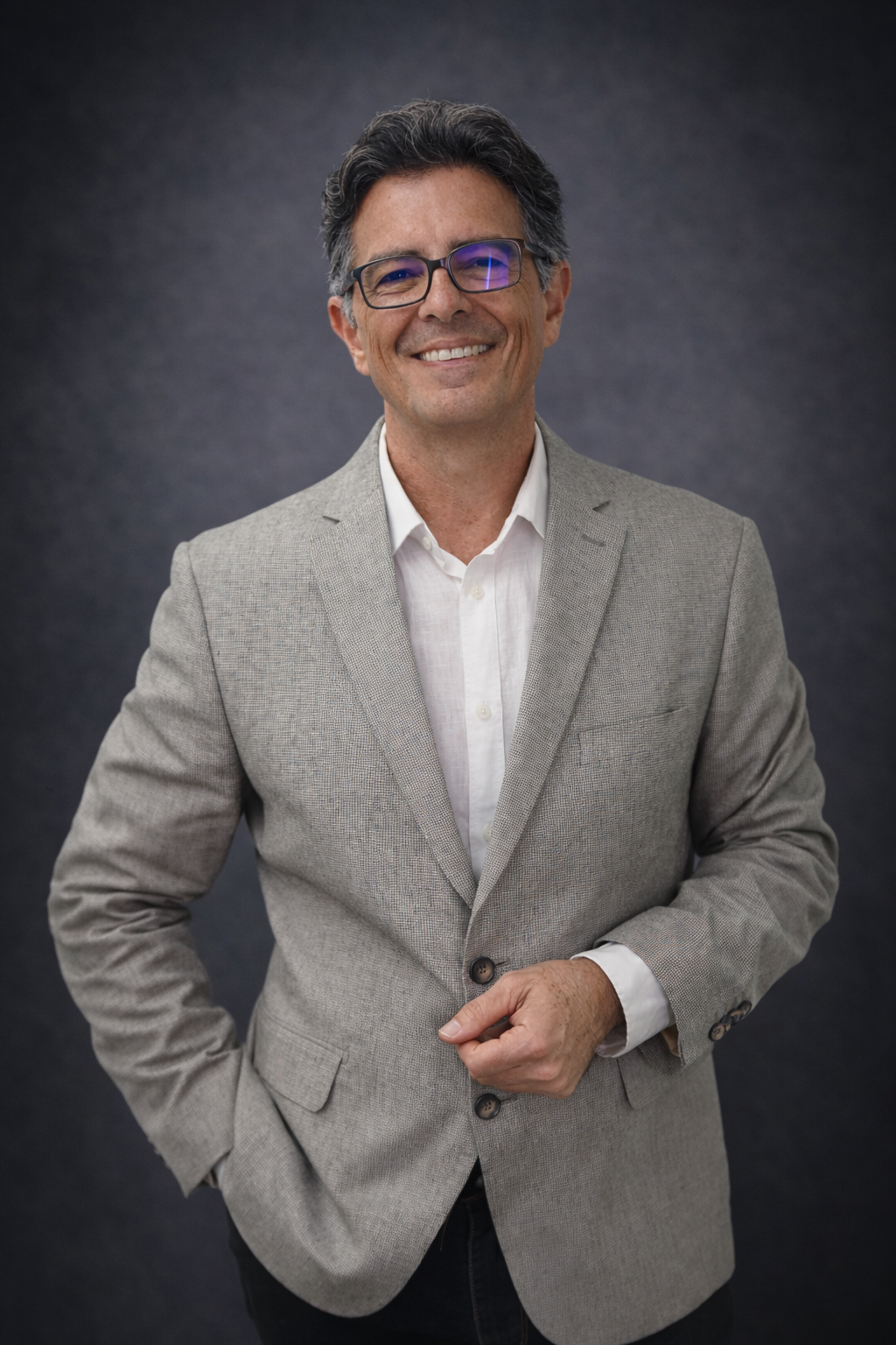 Dr. Hugo Robertson em retrato profissional