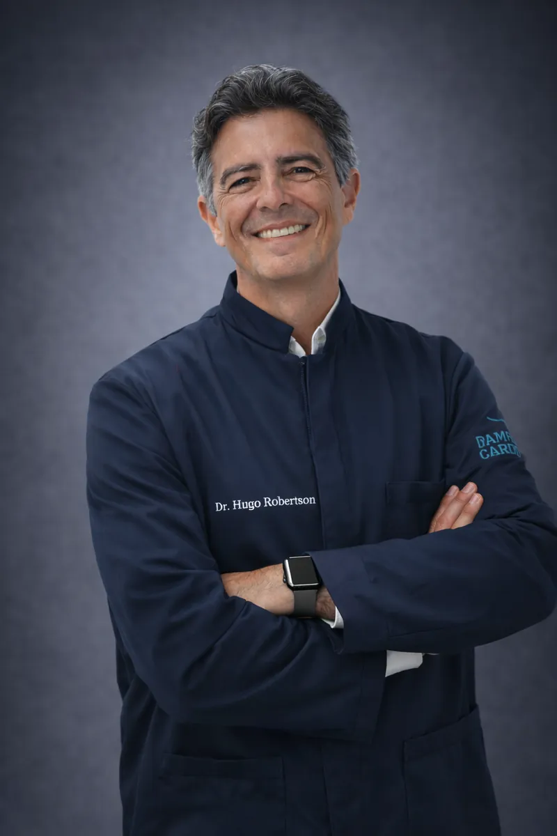 Dr. Hugo Robertson em ambiente clínico